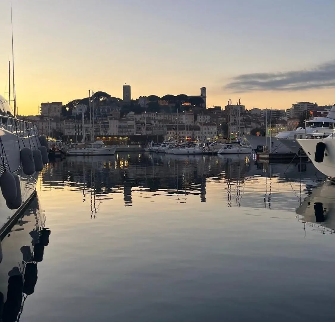 Cannes Center, Minutes Walk From The Palais Des Festivals, Beaches, La Croisette And Rue D'Antibes 0*,  Francia